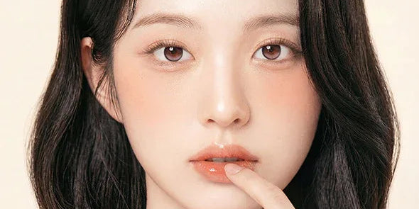 Model wearing Vela Rosy Brown coloured contacts