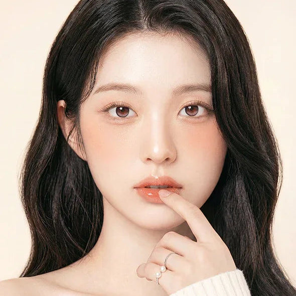 Model wearing Vela Rosy Brown coloured contacts