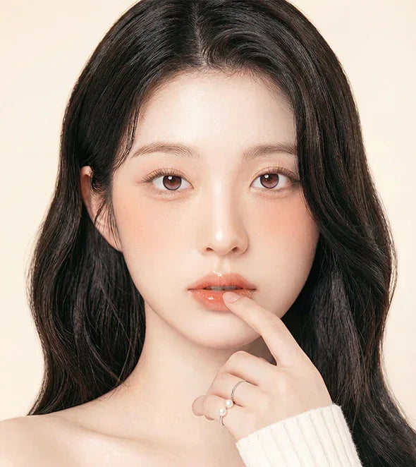 Model wearing Vela Rosy Brown coloured contacts
